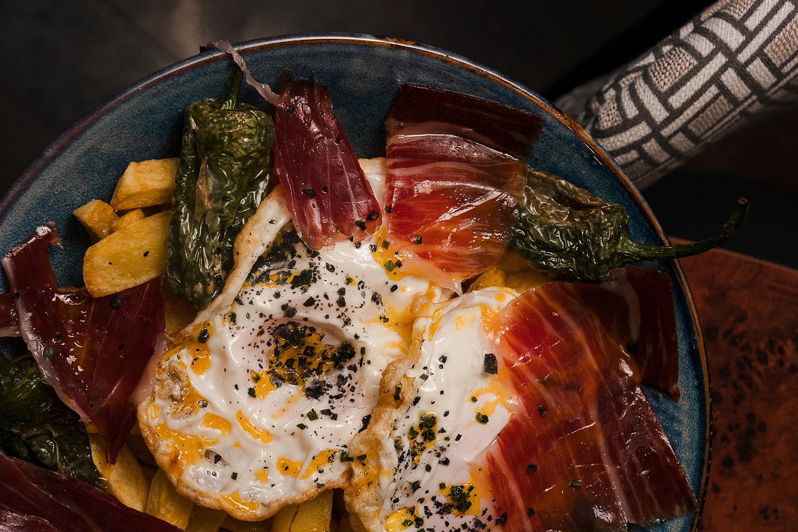 Huevos rotos con jamón